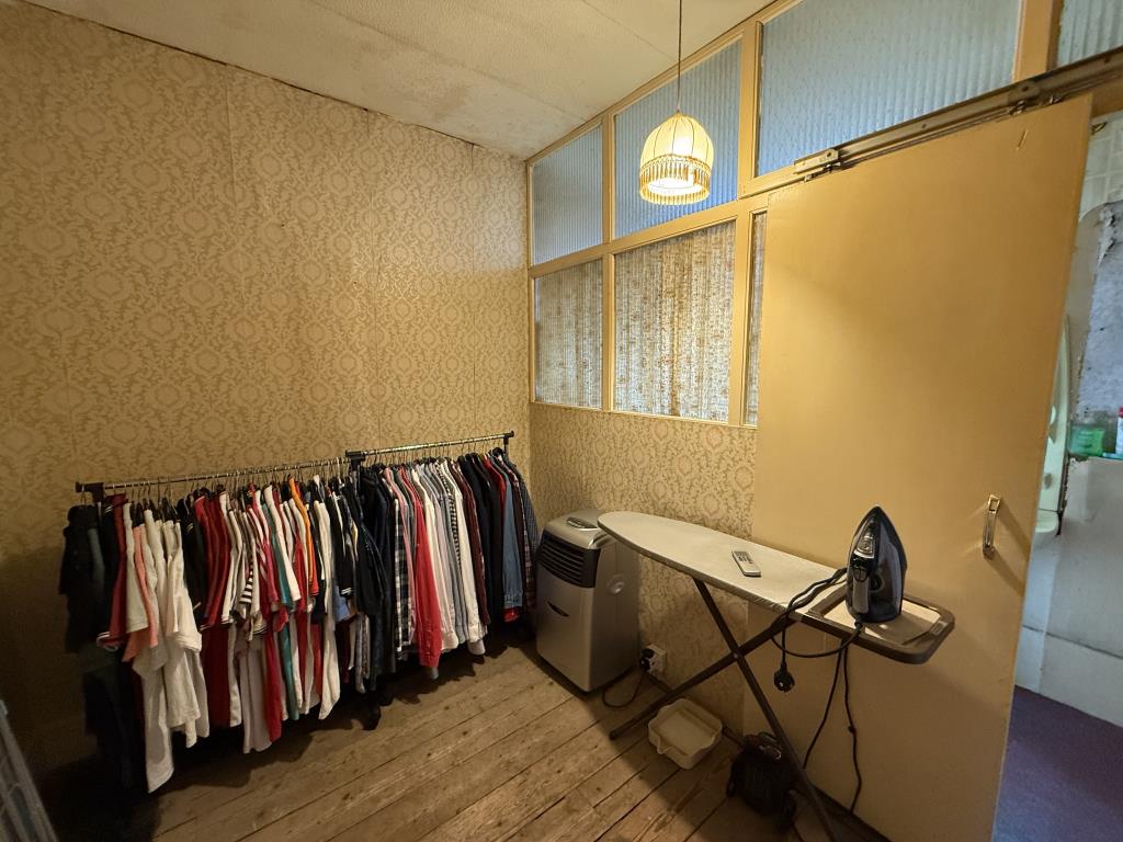 Lot: 147 - THREE-BEDROOM HOUSE IN NEED OF IMPROVEMENT - Bedroom three with access to bathroom